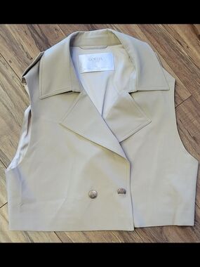 Goelia Double-Breasted Sleeveless Vest in Light Beige
